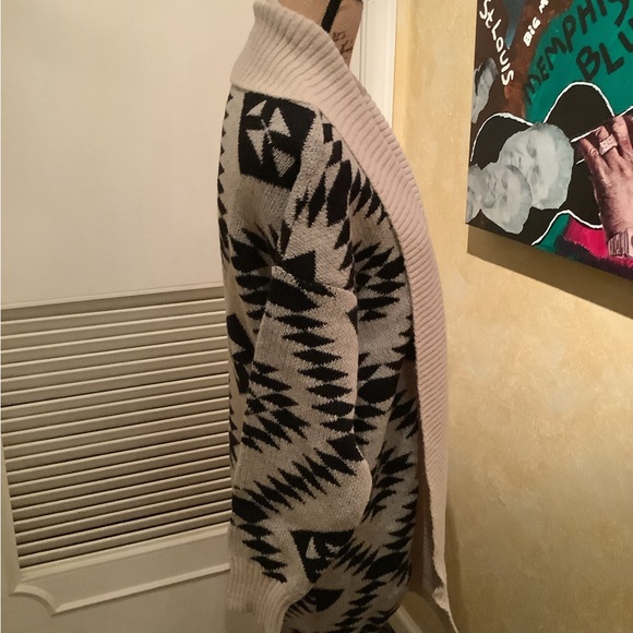 Cozy Geometric Knit Cardigan - Picture 3 of 4